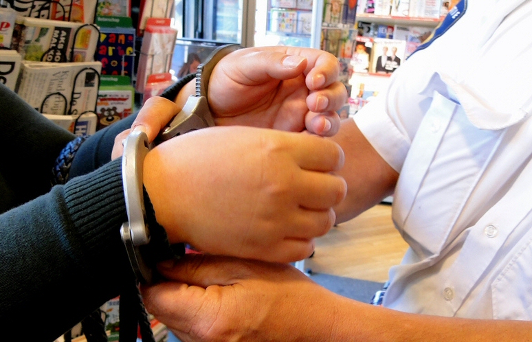 Politie houdt vijf verdachten aan in drugsonderzoek