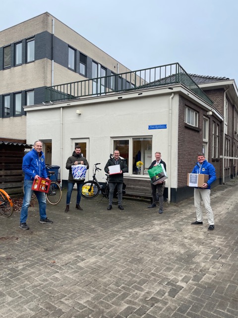 Lionsclub Apeldoorn doneert 1.100 euro voor kerstpakketten aan Stichting Zwerfjongeren Apeldoorn.