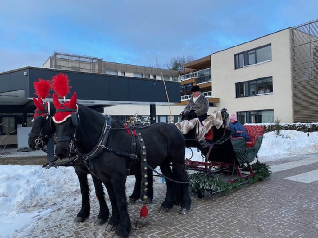 Cliënten Zorggroep Apeldoorn genieten van ritje met arrenslee