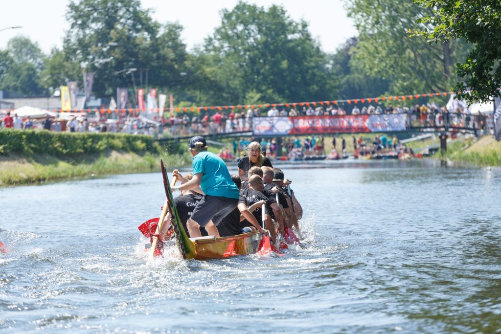De draken ontwaken in het najaar. Drakenbootfestival in september 2021