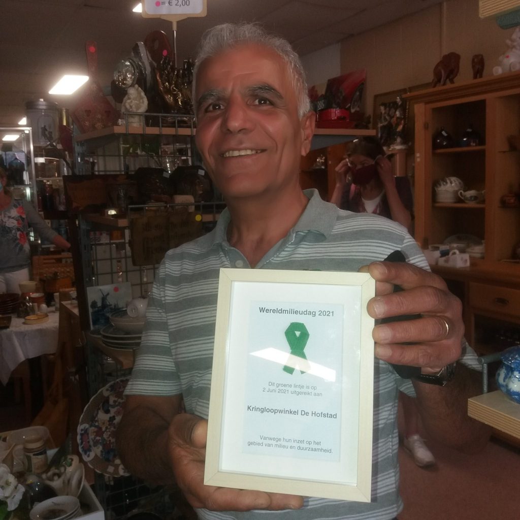 Kringloopwinkel De Hofstad ontvangt groen lintje