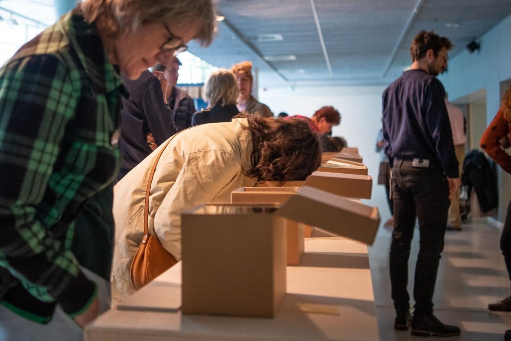 Eerste museale tentoonstelling geluidskunstenaar Elise ’t Hart