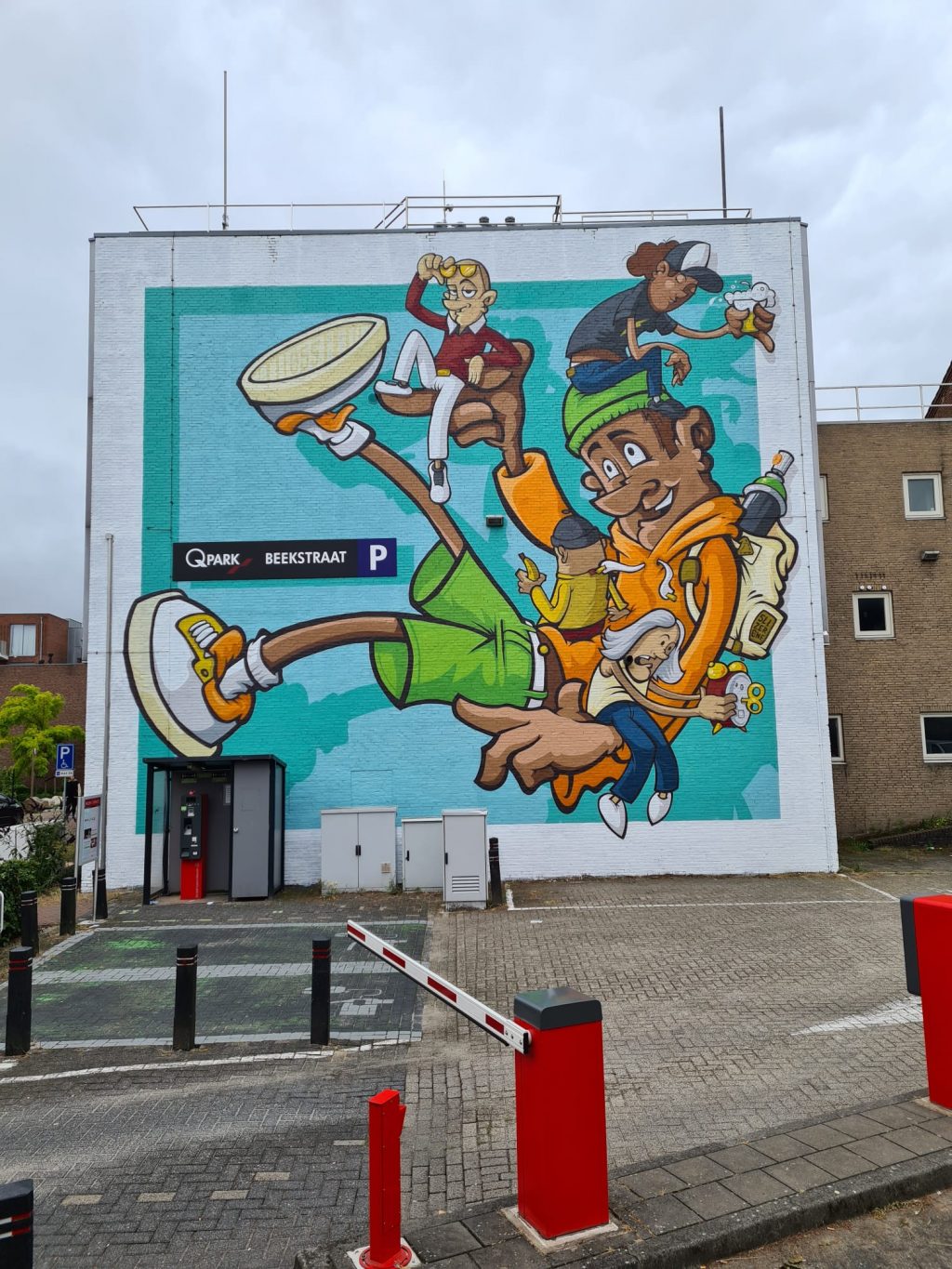 Bijzondere wandschildering van bijna 200m2 in Beekstraat in Apeldoorn