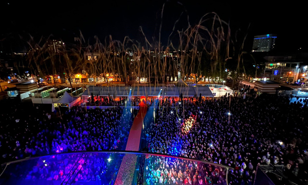 Spetterende start WK volleybal op Marktplein