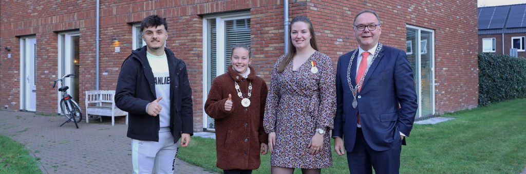 Twee jonge helden krijgen een jeugdlintje