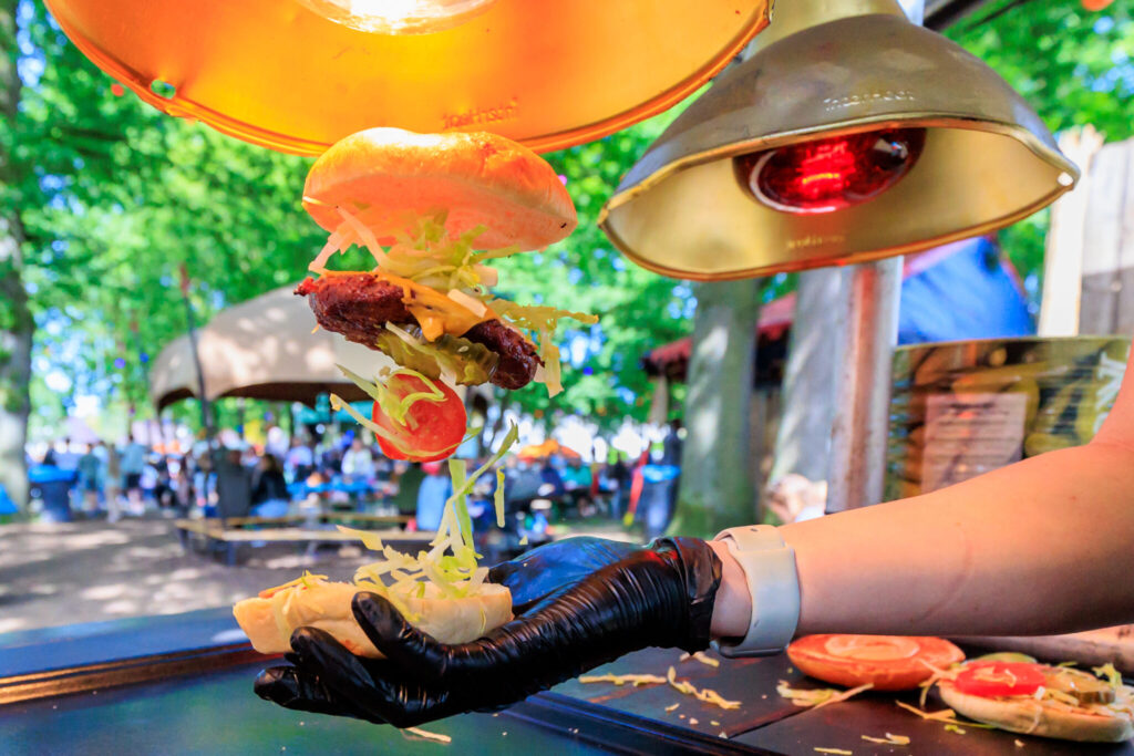 Bezoekers beekpark lepelden er op los