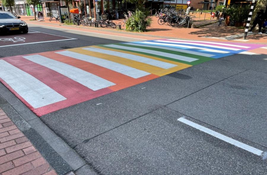Herstelwerkzaamheden regenboogzebrapad op de Stationsstraat
