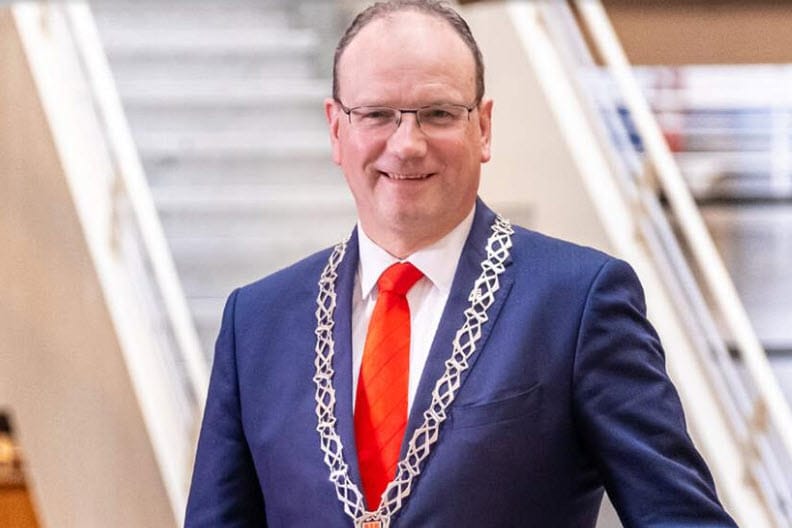 Stickers met ‘Apeldoorn Joden vrij’ Laffe daad