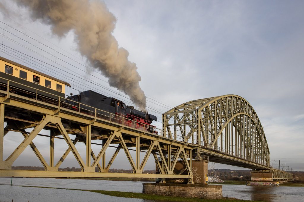 Stap aan boord van de Christmas Express stoomtrein