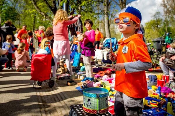 Apeldoorn kleurt oranje tijdens Prinsennacht & Koningsdag 2025