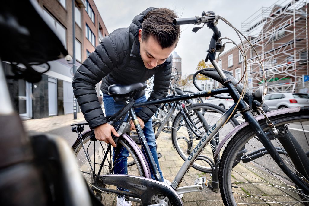 Fietsersbond houdt spreekuur in fietsenstalling Mariastraat: denk mee over fietsen in Apeldoorn